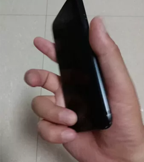 苹果se2  无主板，就是俩手机，一个手机...