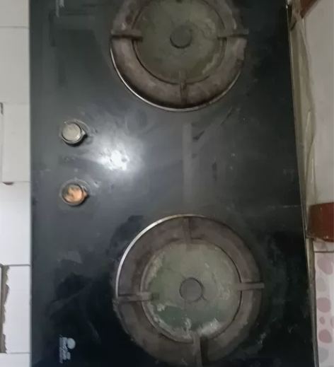 出红日品牌的蜂窝聚能燃气灶，颜色为黑色，款...