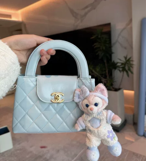 chanel kelly 淡蓝色 赋予了女...