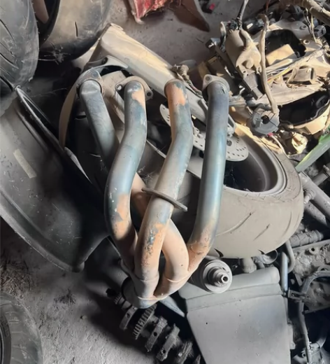 09-14年雅马哈R1排气管，有点小磕碰，...