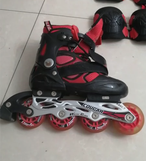 闲置轮滑鞋一双,正常使用配件齐全,小孩不想...