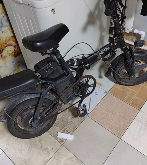 新日折叠电动车,电池不行了,当车架子卖。换...