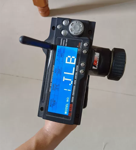 富斯RC遥控器的油门和开关机健有一点点接触...