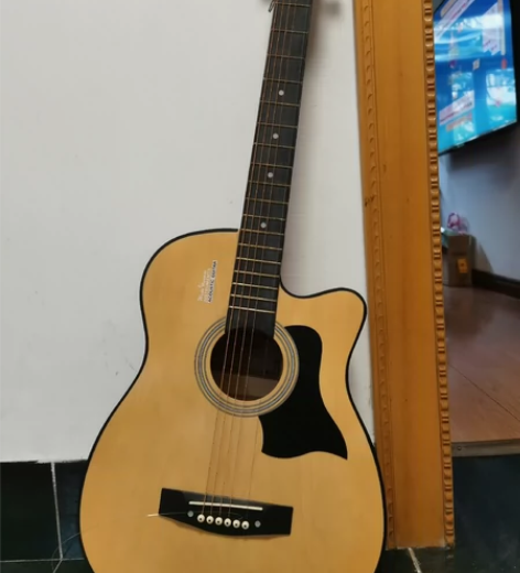 吉他，断了一根弦，要自己修，吊牌和包装盒还...