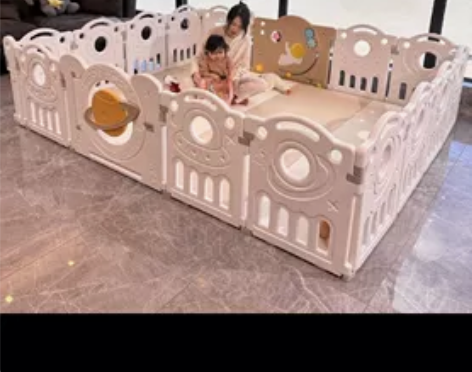 出围栏 1.8??2.0米 很大  有篮球...