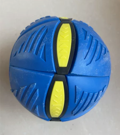 出蓝白相间的玩具弹力踩踩球，。球的尺寸为直...