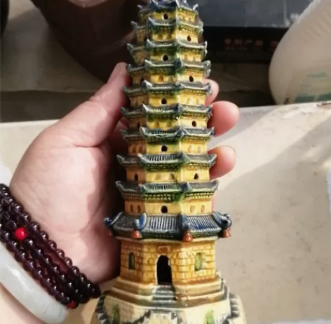 民国时期的，一对三彩釉瓷塔，历史悠久，小磕...