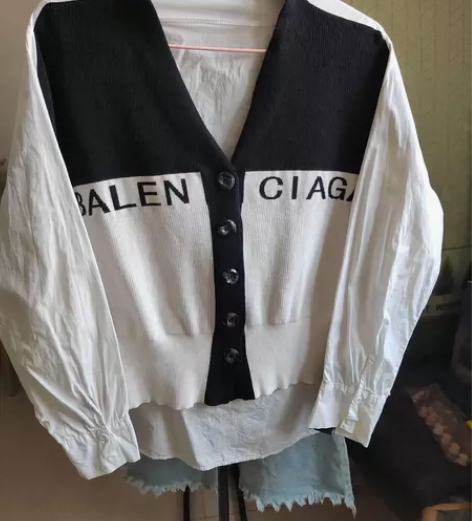 很有设计感的衣服，前面是线衣，后面是衬衫料...