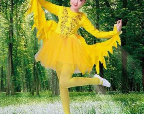 出一套儿童孔雀舞蹈服装，主色为鲜艳的黄色，...