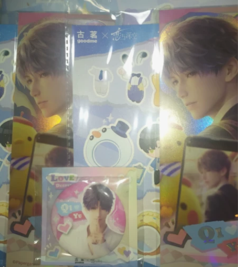 标价出古茗联动恋与深空周边，双杯套餐里面的...