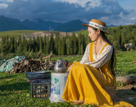 理想三旬旅行女装草原旅拍姜黄色法式田园风蕾...