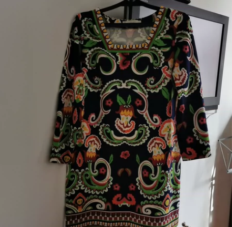 民族风格长袖连衣裙。个性感十足。也适合春季...