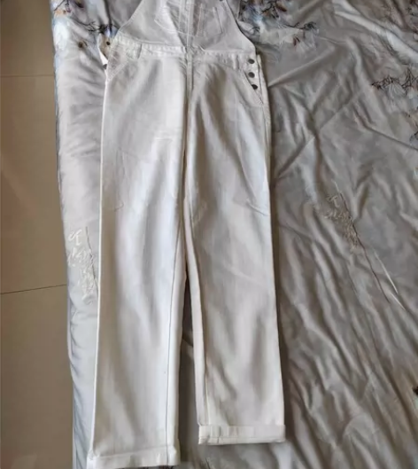 阿玛施品牌白色背带牛仔裤，他们家裤子版型全...