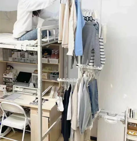 女生清宿舍打包卖，下单邮2斤多寝室衣服裤子...