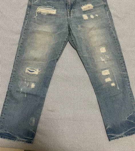 两条裤子，养牛磨破款，一条是lee的七分裤...