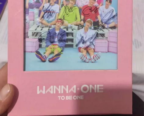 wanna one 专辑，明星签字本无小卡...