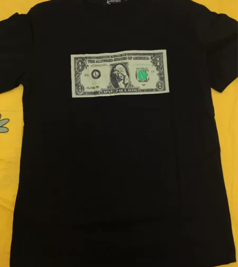 出短袖黑T。M码。 标牌未拆。全新未穿过。...