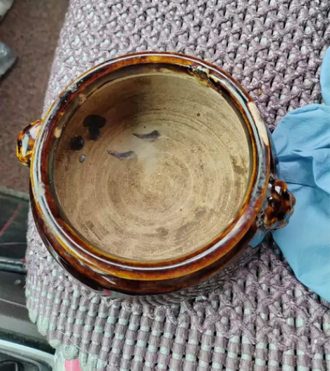 清晚期，黄釉兽头香炉，口沿有两个小冲线，一...