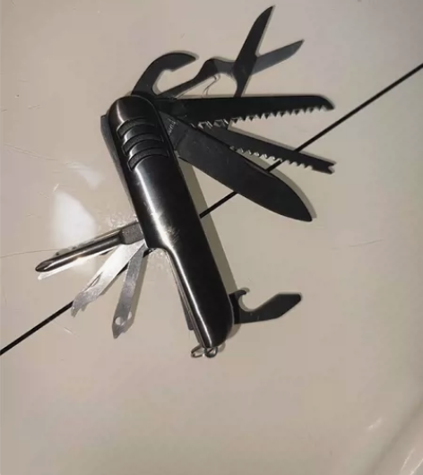 出全钢的军刀，功能很多，非常实用。全新，因...