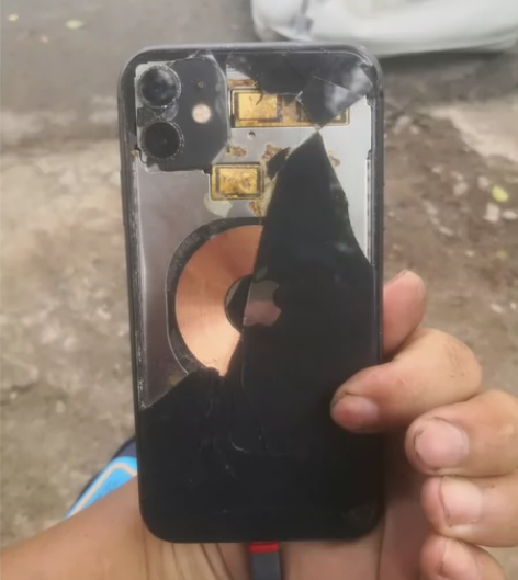 收到台苹果11，后盖己碎，能开机，屏幕是坏...