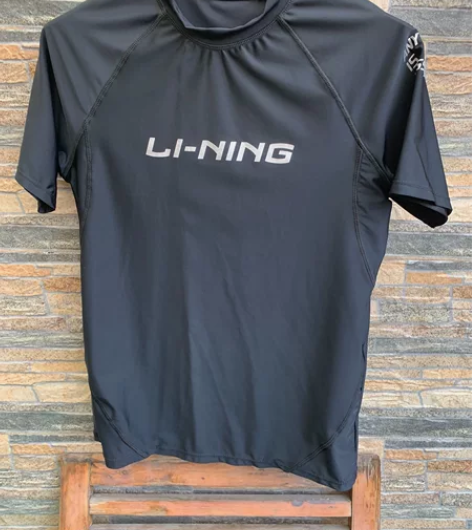 李宁男士黑色泳衣 只有泳衣，泳裤不见了。一...
