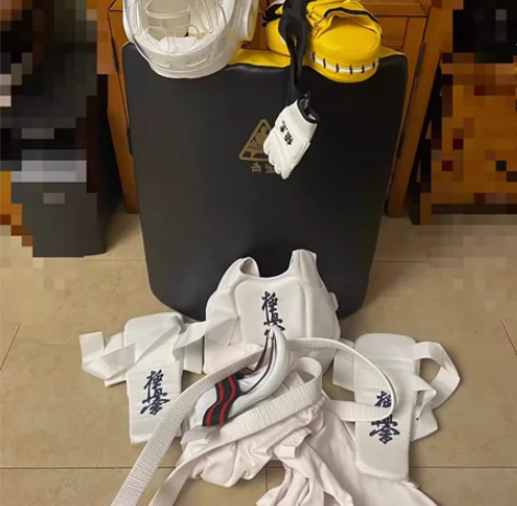 空手道一套，连护盾和手靶。 衣服120尺寸...