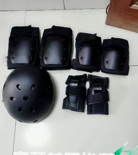 【标价即售价】滑雪滑板护具头盔套装专 业防...