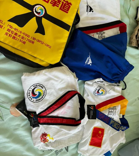3套跆拳道服、1整套护具300元包邮  8...