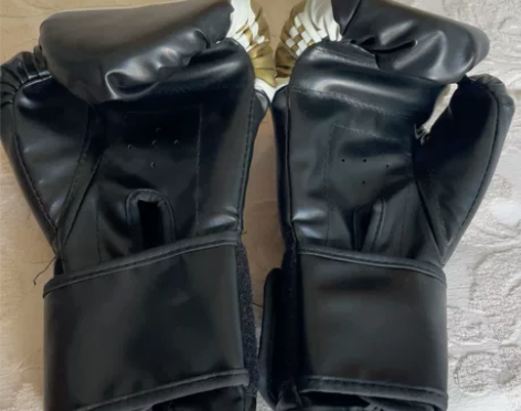 拳击手套全新一副，20包邮 感兴趣的话点“...