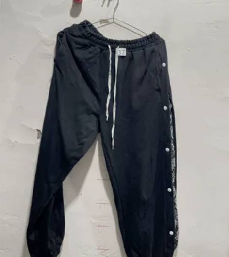 男款加绒卫裤，腰围平铺37 感兴趣的话点“...