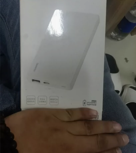 华为40W充电宝包邮出售。显示40W充电。...