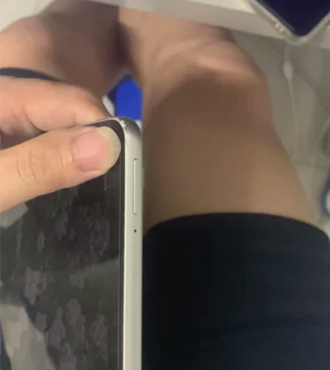 出荣耀v6 用的是华为鸿蒙系统自己贴了钢化...