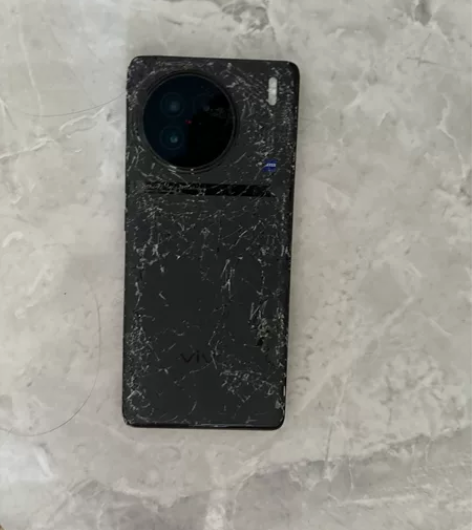 出一台x90手机，前后盖都摔碎了开不开机了...