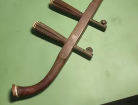 老二胡杆，带双轴 品相如图 杆长约81厘米...