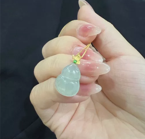 天然翡翠A货冰种起光，缅甸正品 淡晴底飘丝...