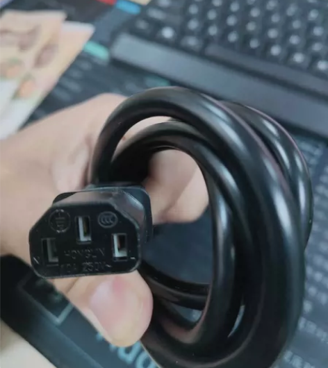 电脑主机，显示器三口电源线，10A220V...