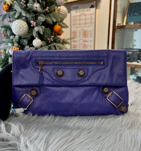 ?巴黎世家 羊皮复古褶皱机车手拿包 紫色 ...