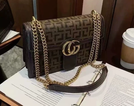 家里包包太多了，这个买来一次没有用过，放着...