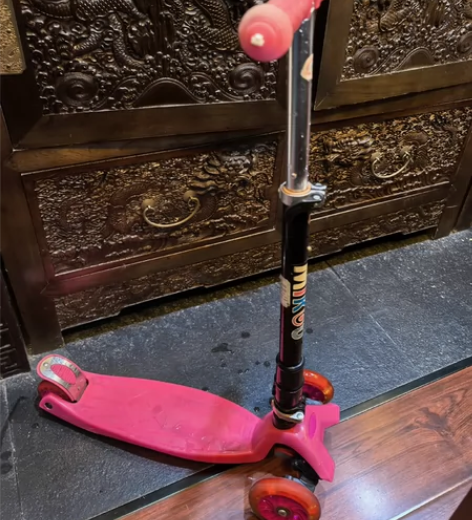 小女孩粉红色滑板车车,8成新,3个轮子都能...