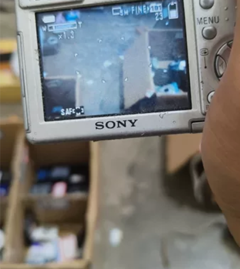 索尼W1，功能正常使用，屏幕老化，电池盖有...