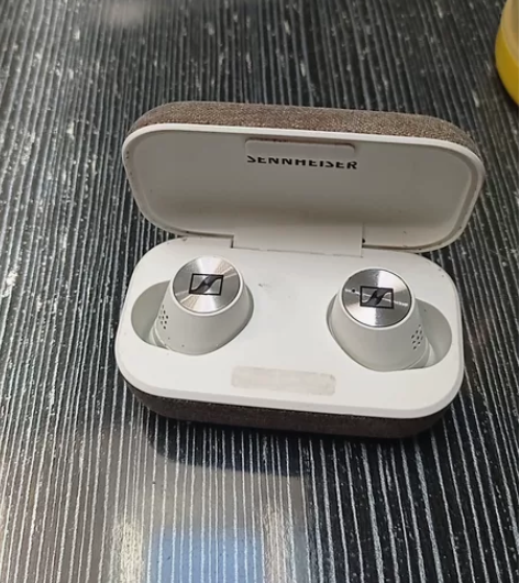 孩子买的蓝牙耳机,不用了。 不会邮递,仅自...