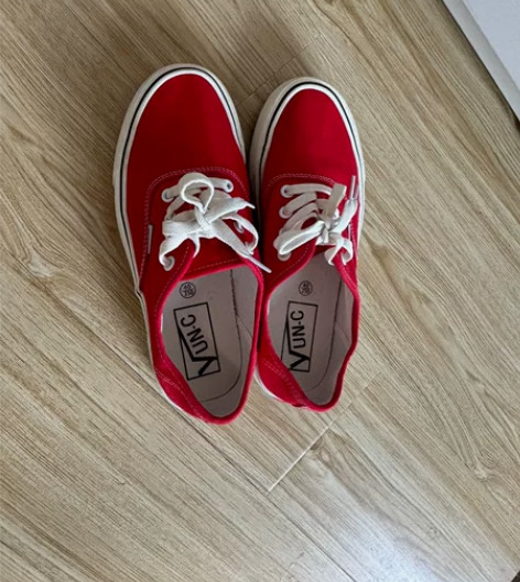 红色绿色帆布鞋 鞋子尺码偏小 虽然是40码...