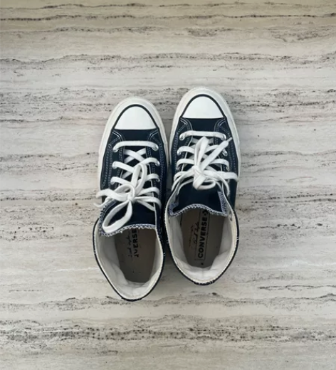 匡威鞋， 穿着有点挤脚 ，便宜出 。二手鞋...