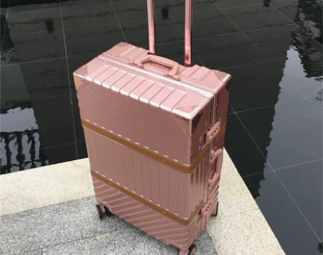 铝框复古拉杆箱万向轮24寸密码。使用没问题...