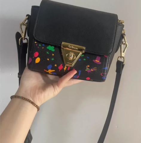 任选三件50啦~这个包包大小刚刚好,很少背...