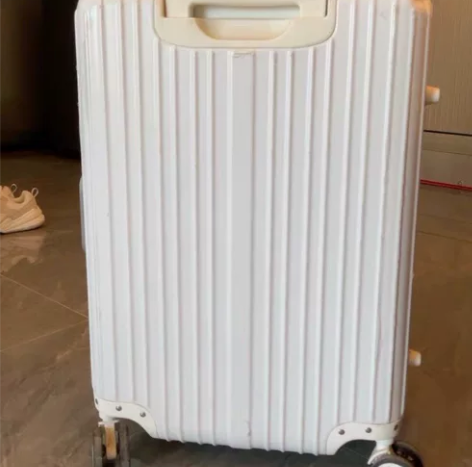 出银色的行李箱,24寸大小,具有经典的设计...