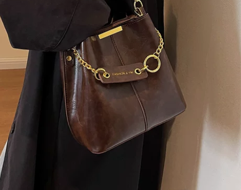 高级质感小包包女2024秋冬新款复古水桶包...