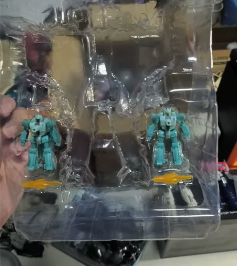 变形金刚围城热链接的两个微型战士，带特效件...