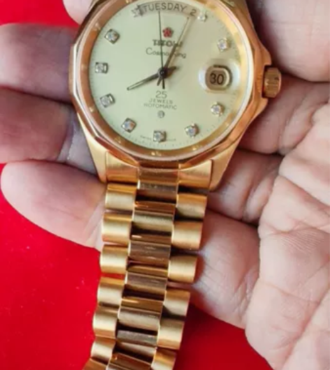 超级库存梅花表，十分难得一款金字面盘钻石字...