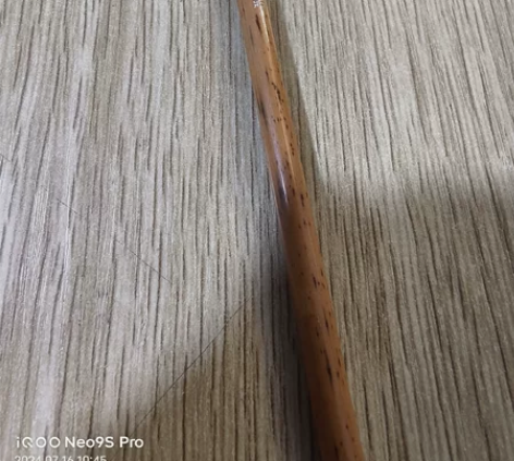 出一支全新的小号毛笔，品牌为中南昌市邹氏农...